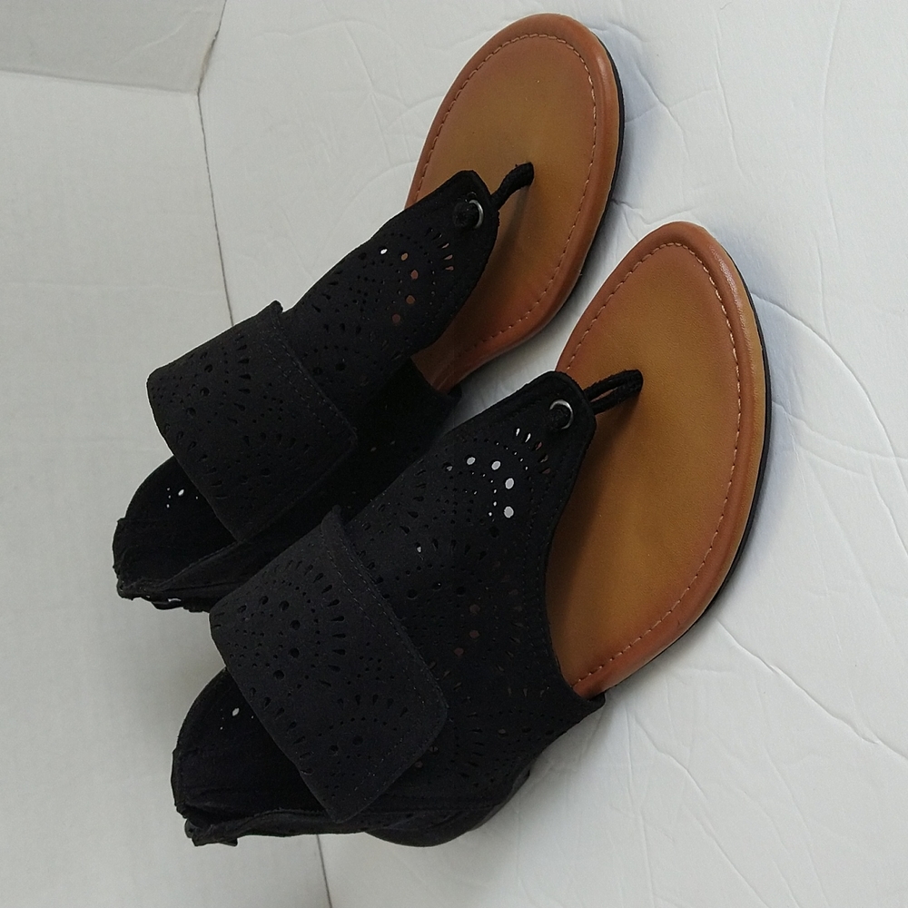 American Eagle Black Faux Suede Laser Cutout Thong Flats Sandals Size 6.5